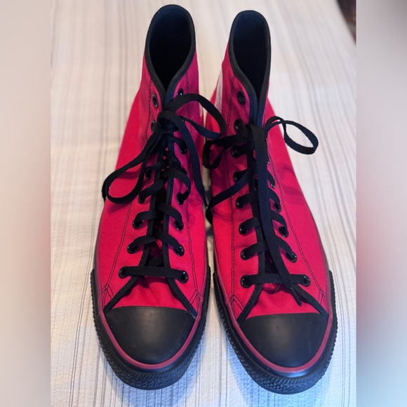 Converse Red & Black High Top Sbneakers - Picture 4 of 5